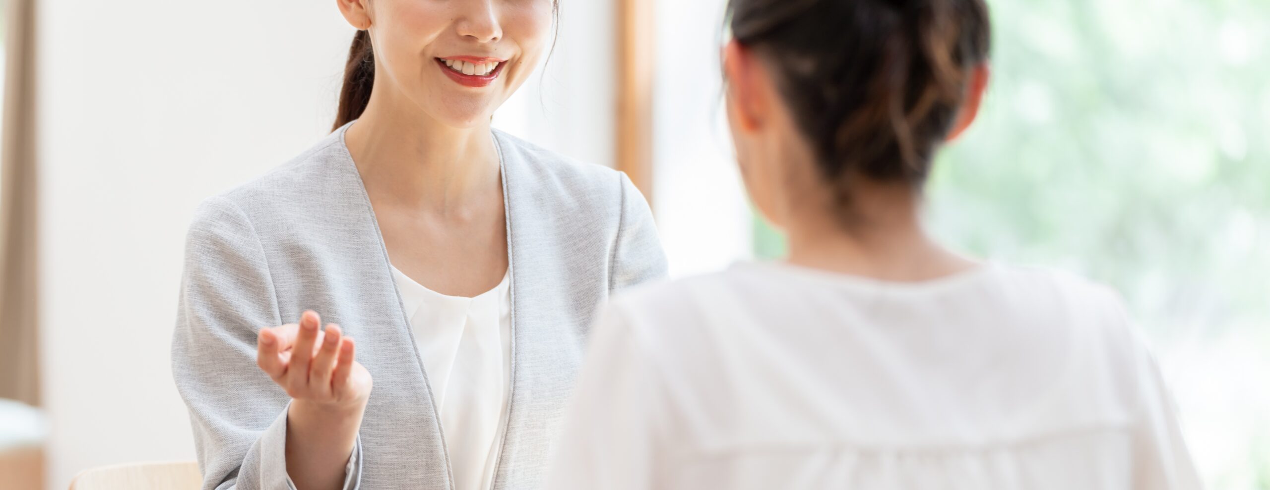心理職が相談者の話を聞く様子