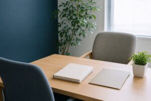 産業医面談をイメージした、明るく落ち着いた相談室の机と二脚の椅子