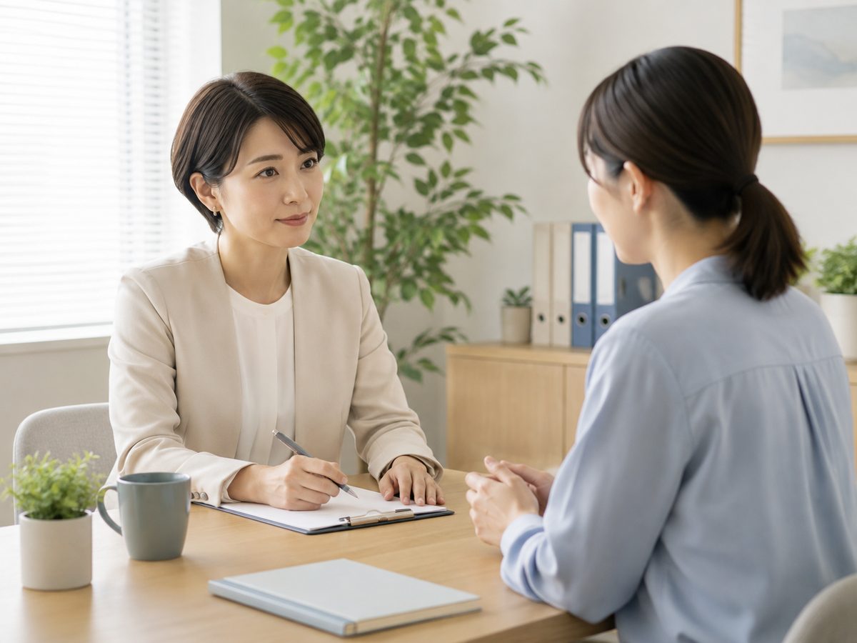 相談を受ける担当者がメモを取りながら従業員の話を聴いている様子