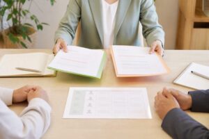 主治医と産業医の意見を整理する企業担当者の打ち合わせ